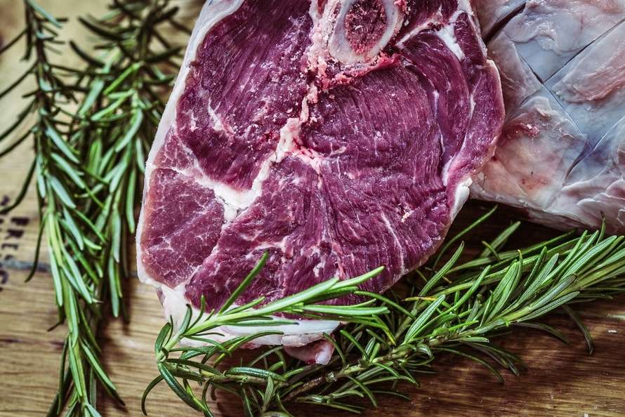 Mörning kallas processen när köttets egna