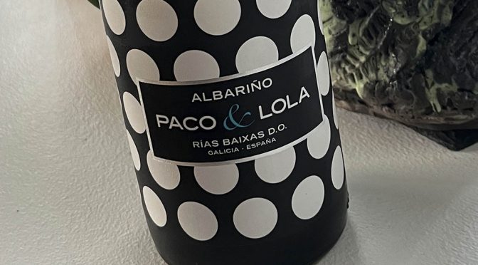 2023 Sociedad Cooperativa Vitivinícola Arousana, Paco & Lola Albariño, Rías Baixas, Spanien