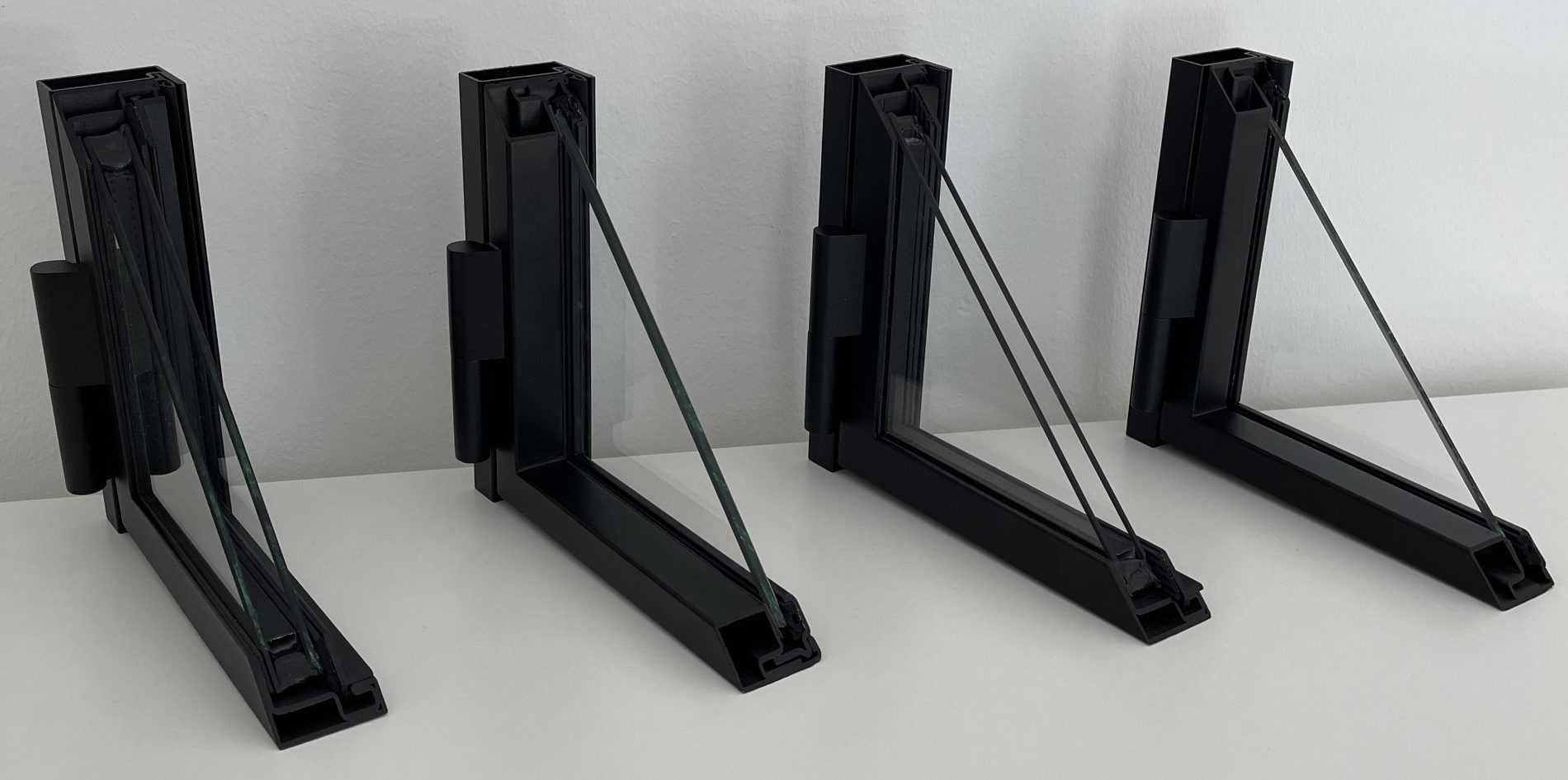 Volcano V40 stålprofiler sort Dette billeder viser vores V40 stålprofiler der er designet med integreret gummilister og fokus på hver mindste detalje. Stålprofilen kan fås i enkeltglas eller dobbeltglas og anvendes til at lave new yorker vægge, glasvægge eller ståldøre. Glasvæg, ståldør, new yorker dør, new yorker væg, ståldør.