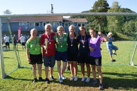 Endeleg gjekk HSD til topps på tysnescupen. Ina, Kari, Hilde, Janne, Angunn og Monica (+ Anita)