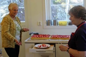 Eli og Eline pynter jubileumskaka