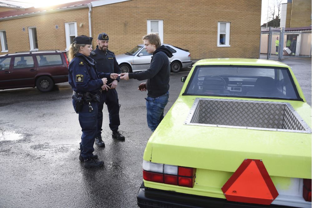 Bild på en A-traktor, förare och poliser