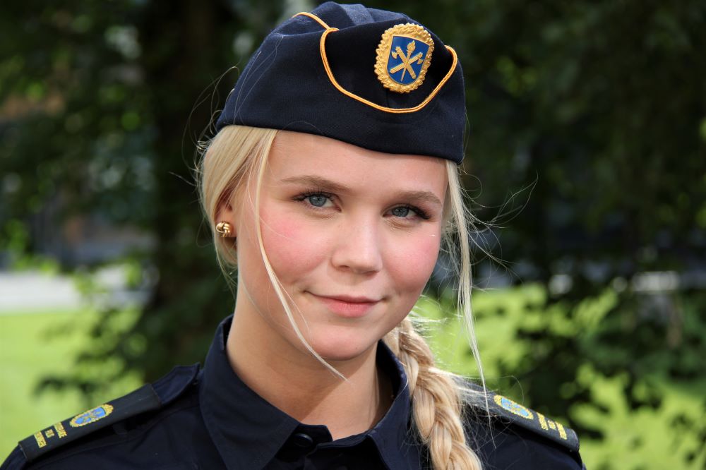 Alva läser till polis