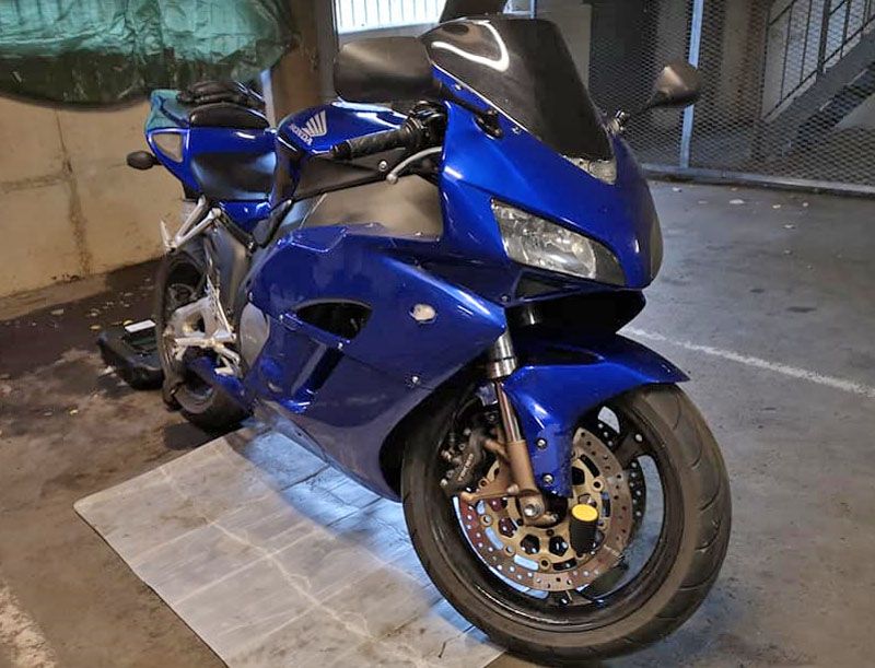 Blå Honda CBR 1000 stulen i Skogås söder om Stockholm