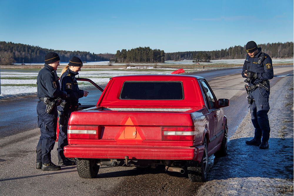 Fotografi på A-traktor och poliser