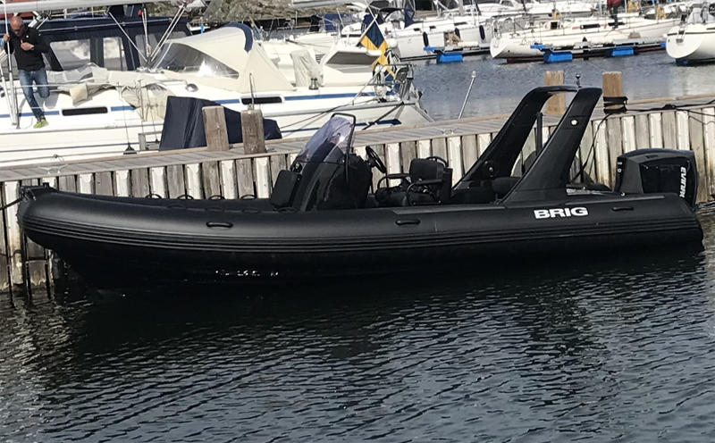 BRIG EAGLE 650 MED 200 HK EVINRUDE STULEN PÅ DEN KOMMUNALA MARINAN I LYSEKIL