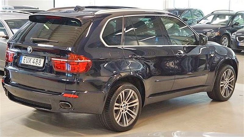 "Carbonsvart" metallic BMW X5 Xdrive 4.0D stulen på parkeringen vid Viggbyholms båtklubb i Täby