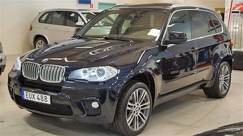 "Carbonsvart" metallic BMW X5 Xdrive 4.0D stulen på parkeringen vid Viggbyholms båtklubb i Täby