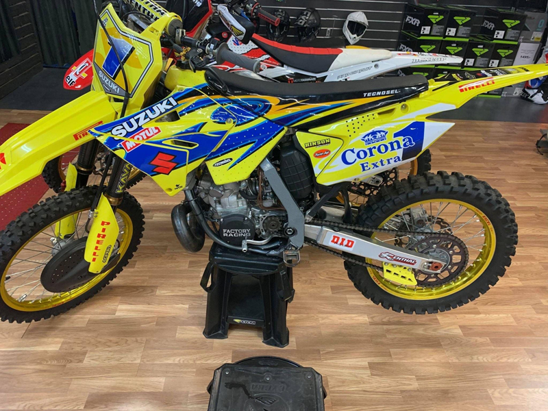 Crossmotorcyklar Suzuki RM250 och KTM SX250 stulna vid inbrott hos mc-handlare i Borås