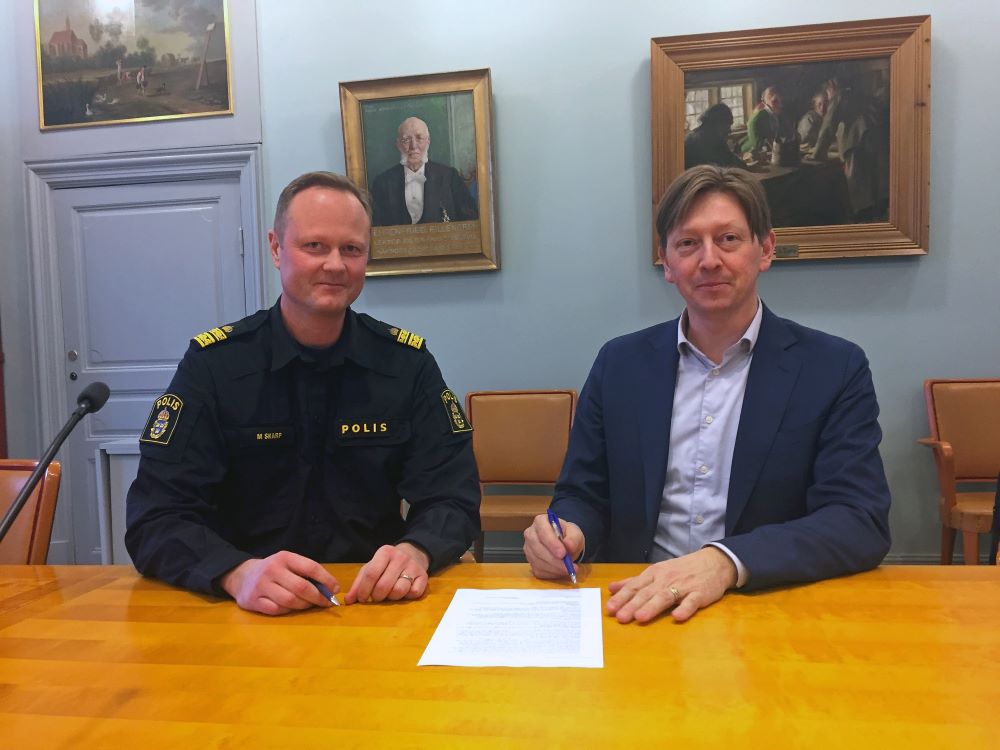 Fotografi på Mattias Skarp, lokalpolisområdeschef för Falun och kommunalrådet Joakim Storck (c).