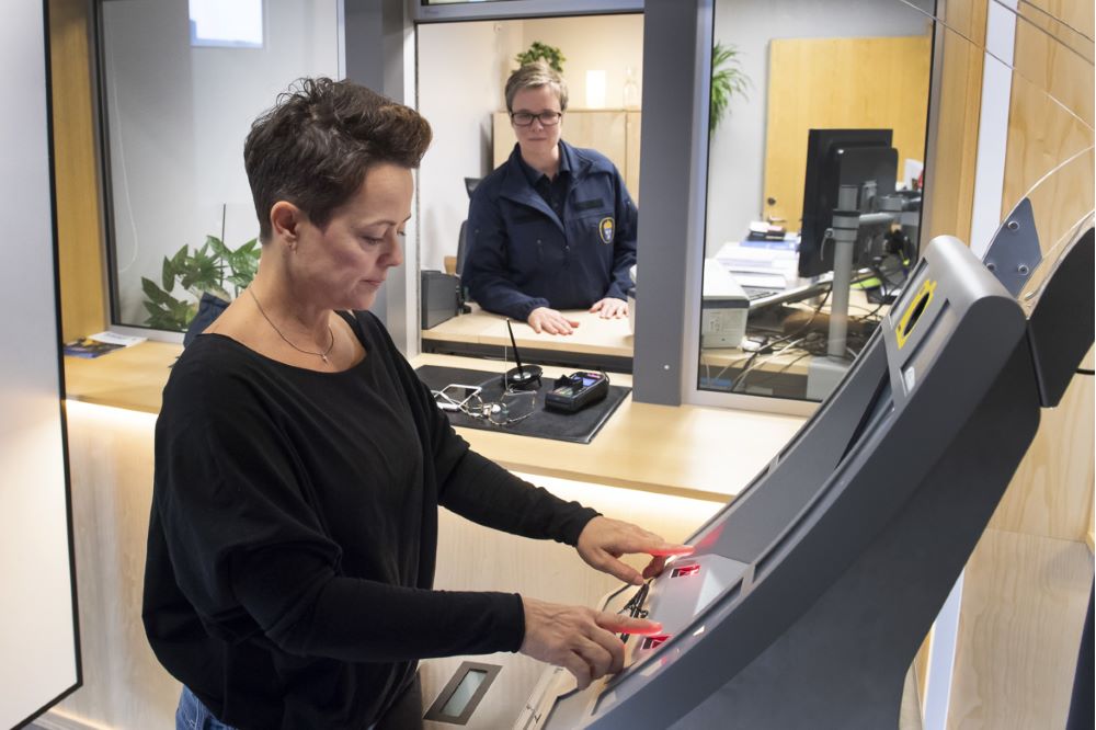 Kvinna som ansöker om pass i receptionen.