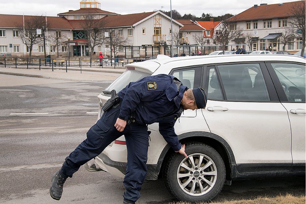 Polis kontrollerar mönsterdjup på bildäck.