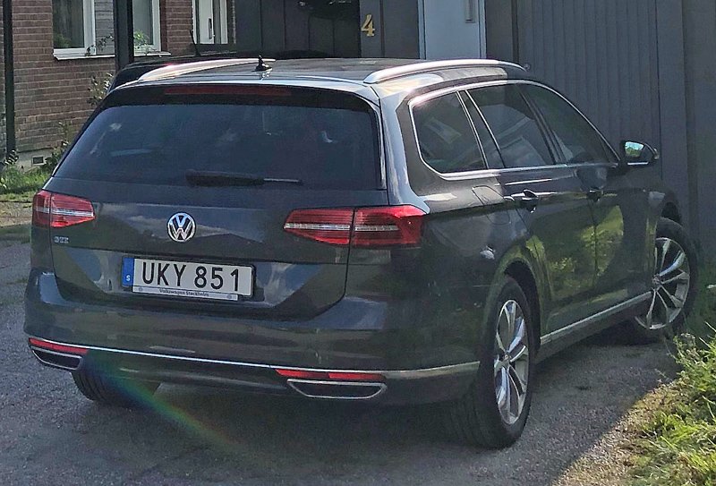 Grå metallic Volkswagen Passat Variant GTE Hybrid stulen i Saltsjö Boo utanför Stockholm