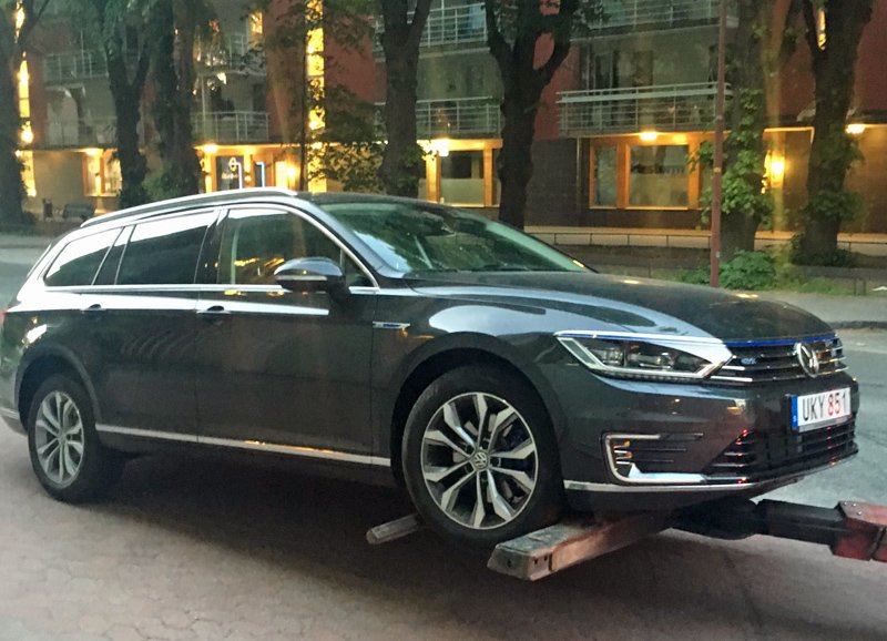Grå metallic Volkswagen Passat Variant GTE Hybrid stulen i Saltsjö Boo utanför Stockholm