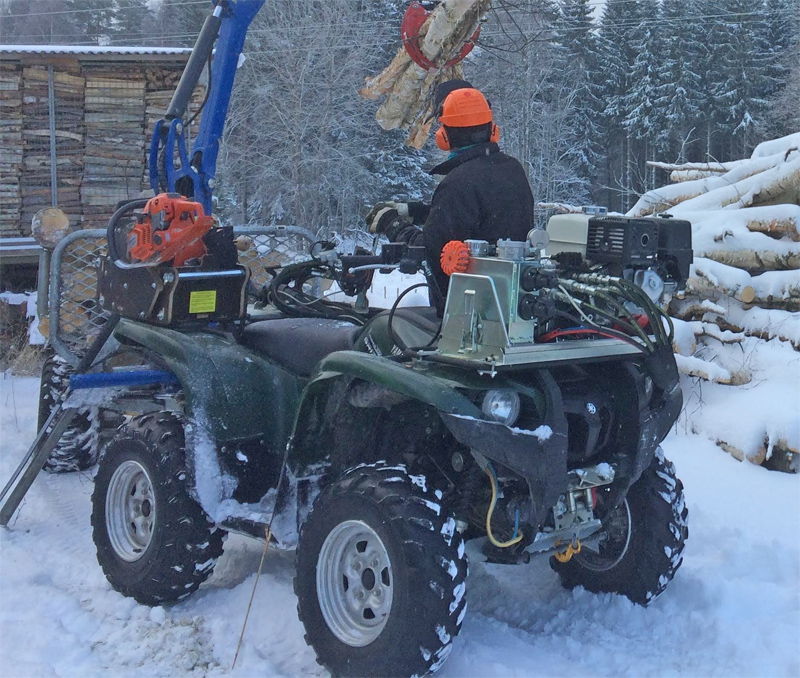 Grön fyrhjuling med frontmonterat hydraulaggregat, Yamaha YFM550FA, stulen söder om Gävle