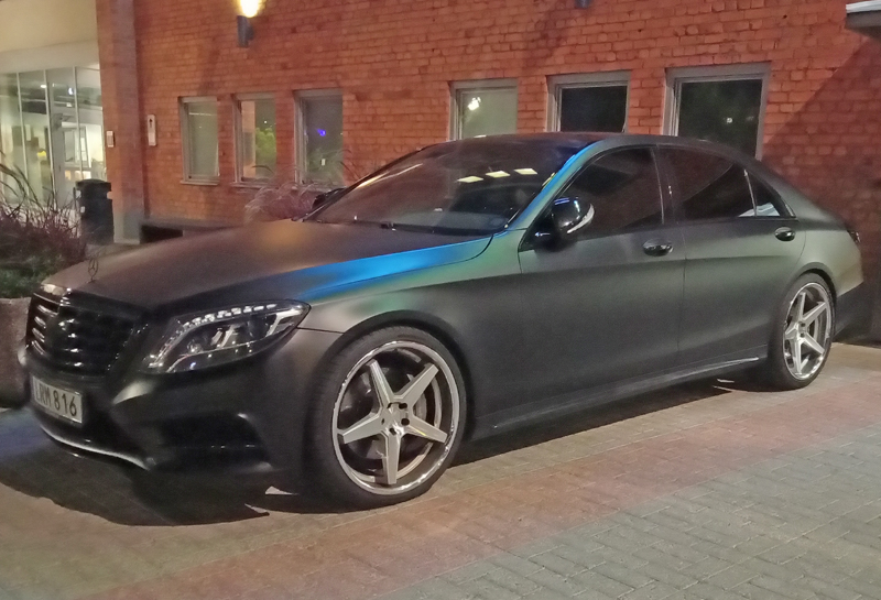 Mattsvart, folierad, Mercedes Benz S350 L stulen i Haninge