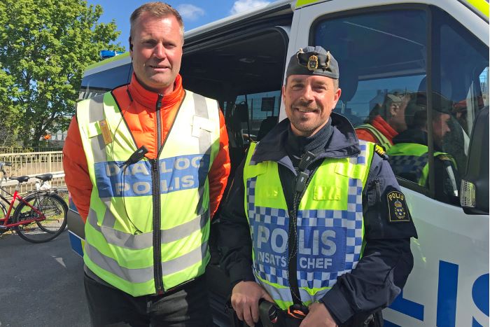 Dialogpolis och polisinsatschef.