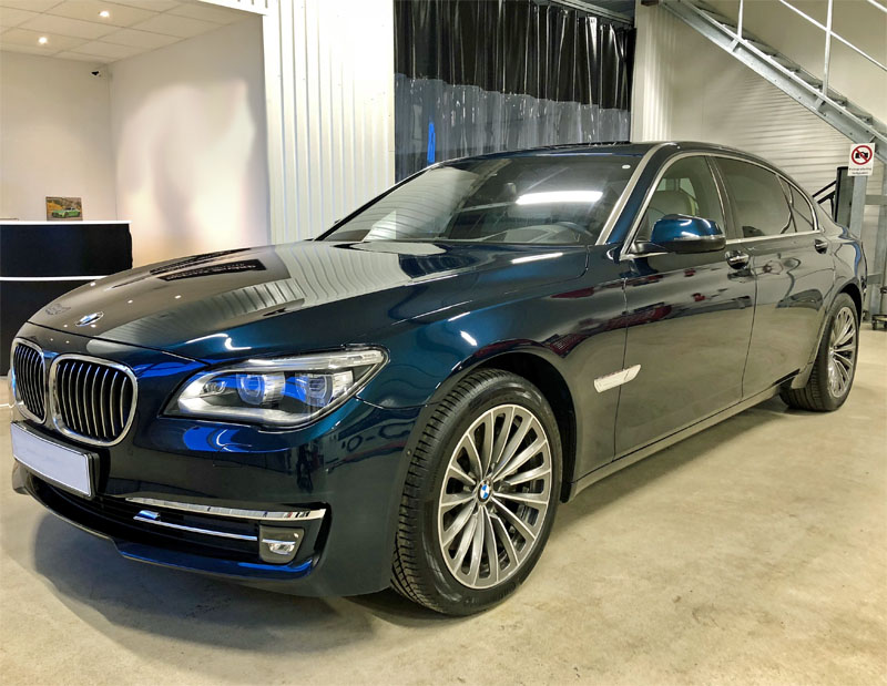 Mörkblå metallic BMW 750L D Xdrive stulen i Lyckeby, Karlskrona