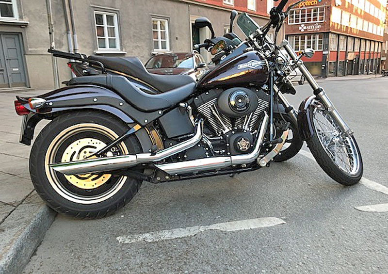 Mörkröd Harley-Davidson FXSTBI Softail Night Train stulen i Alvik, Stockholm