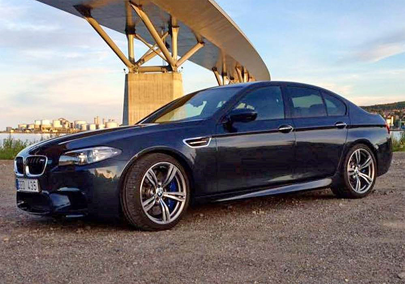 Mörkt gråmetallic BMW M5 F10 med Competition Package stulen i Sundsvall