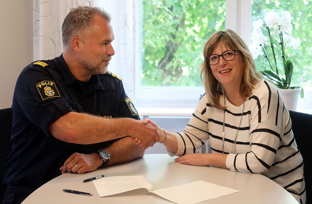 Handslag mellan polis och kommun