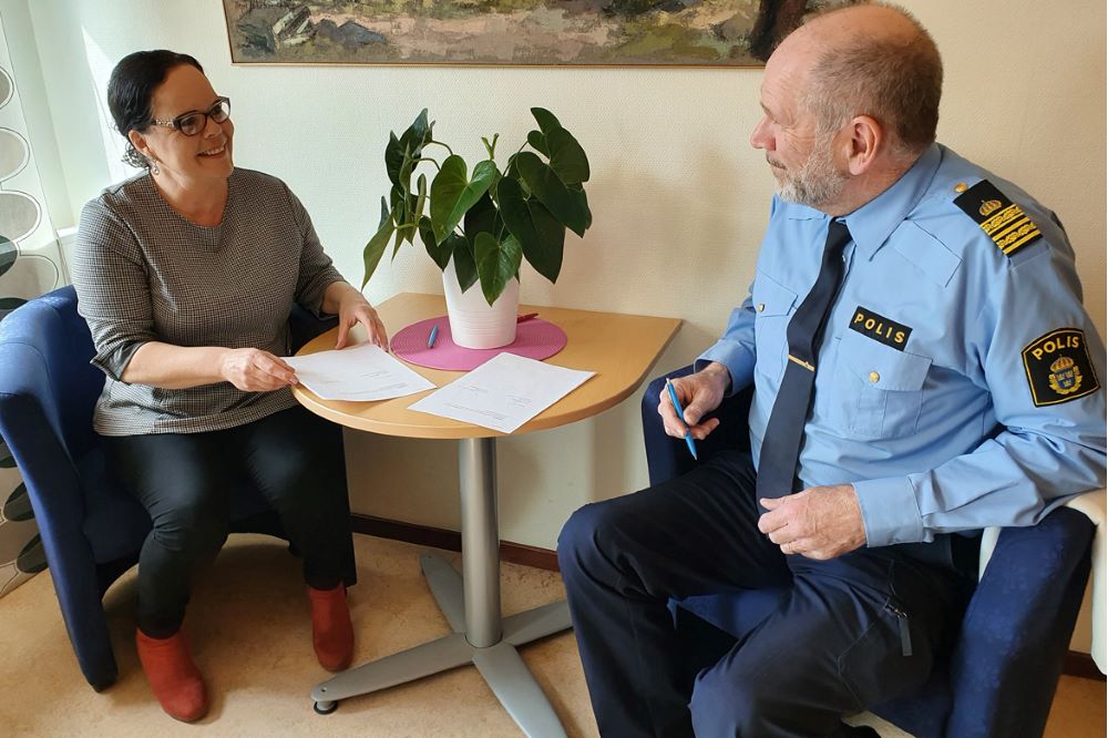 Marie Larsson, kommunstyrelsens ordförande Älvkarleby och Tomas Eriksson, lokalpolisområdeschef Norduppland.