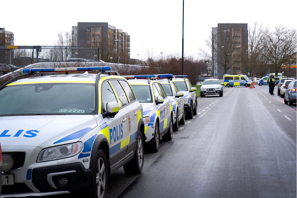 Polisbilar på rad utmed väg, Holma Malmö.