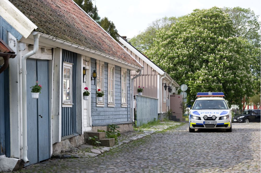 Polisbil på gata i Falkenberg