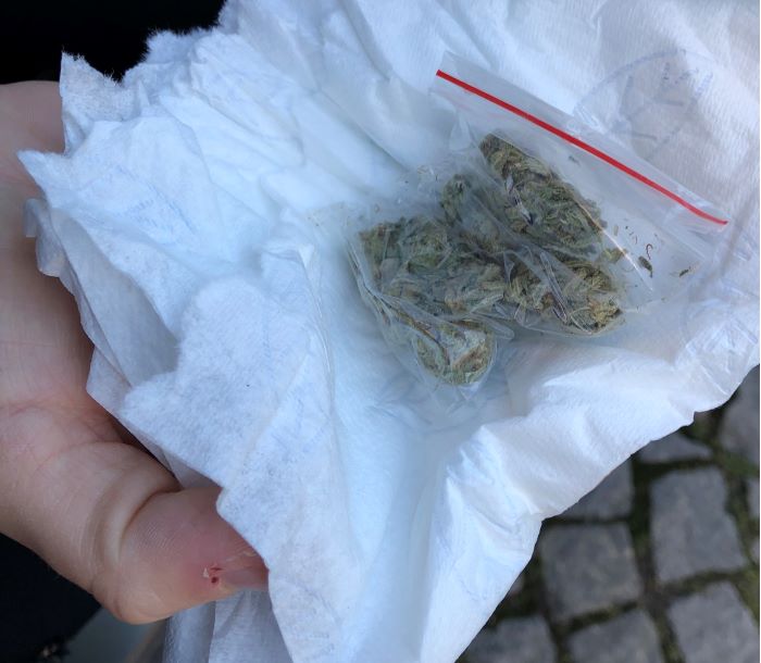 Cannabis som hittades på en gymnasieskola ovanpå innertaket på en toalett.
