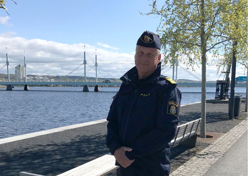 Polisområdeschef Lennart Leijon går i pension efter 42 år som polis. Nu lämnar han över ansvaret till Malena Grann som blir ny chef för polisområde Jönköping från och med den 1 juni.