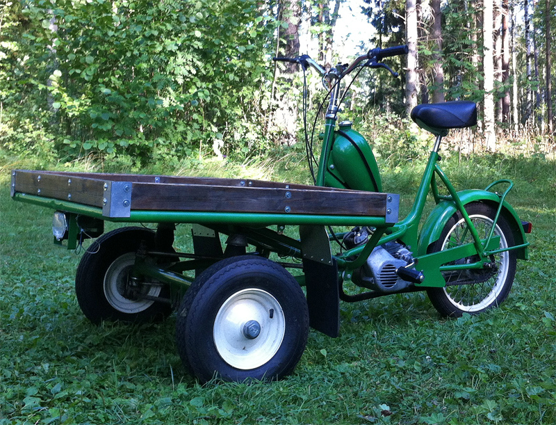 Röd fyrhjuling Polaris Sportsman 570 EPS och renoverad grön flakmoped Crescent stulna utanför Säter