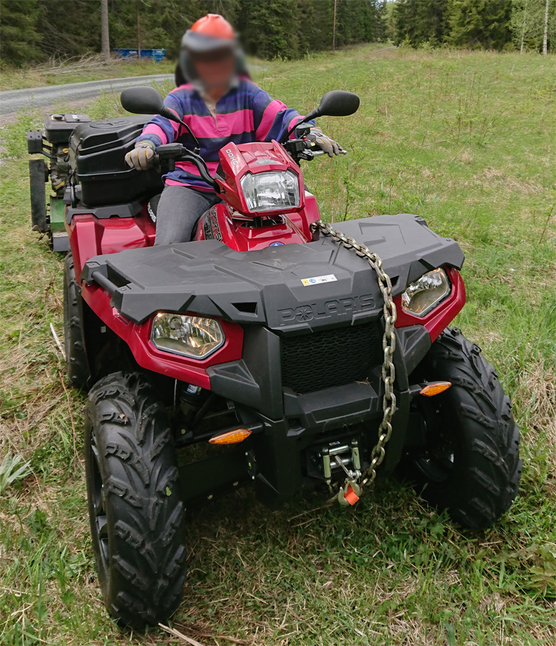 Röd fyrhjuling Polaris Sportsman 570 EPS och renoverad grön flakmoped Crescent stulna utanför Säter