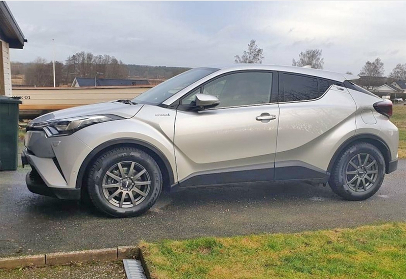 Silverfärgad Toyota C-HR stulen i Ambjörnarp, söder om Tranemo