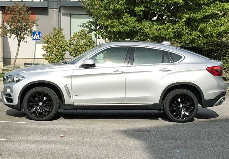 Silvermetallic BMW X6 Xdrive 3.0D stulen i Klagshamn söder om Malmö