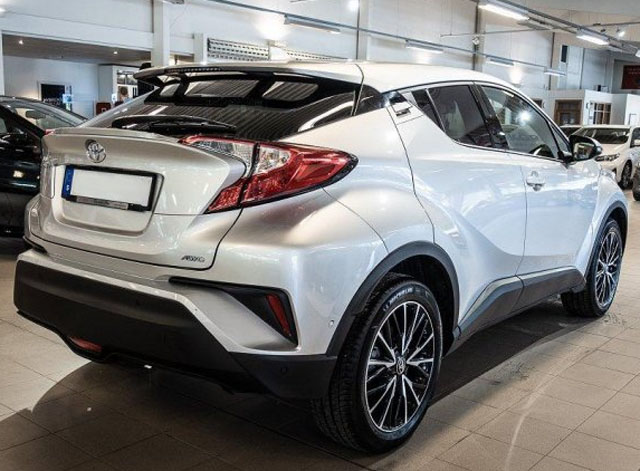 Silvermetallic Toyota C-HR stulen i Solna