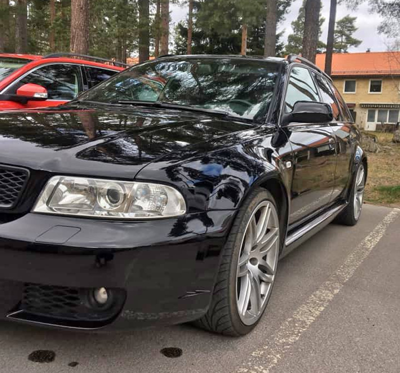 Svart Audi RS4 Avant Quattro B5 stulen i Gävle