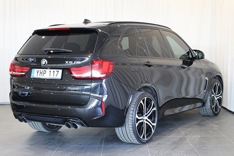 Svart BMW X5 M stulen i Umeå