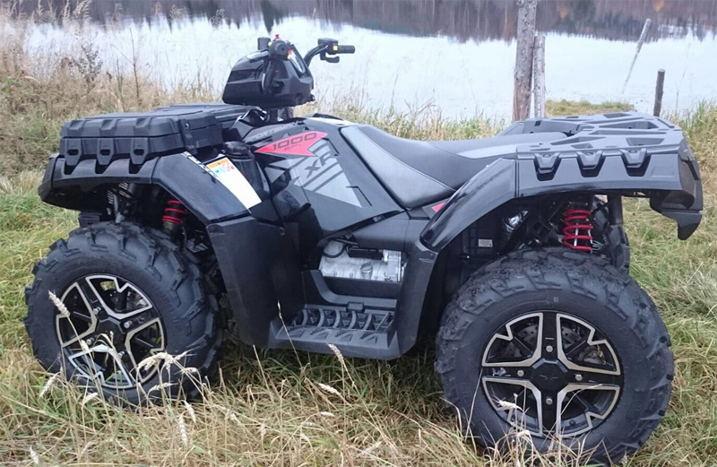 Svart fyrhjuling Polaris Sportsman XP1000 stulen i Övermora norr om Borlänge