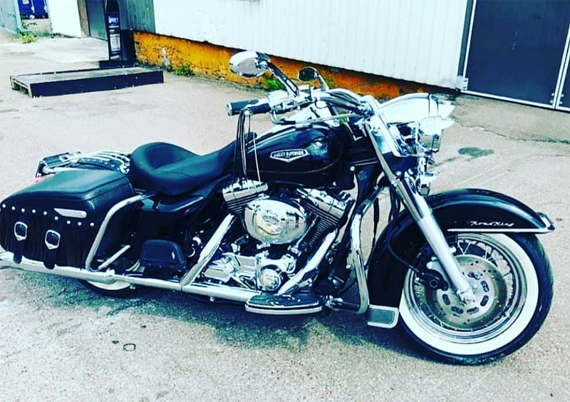 Svart Harley Davidson FLHRCI Road King stulen i Storå norr om Lindesberg