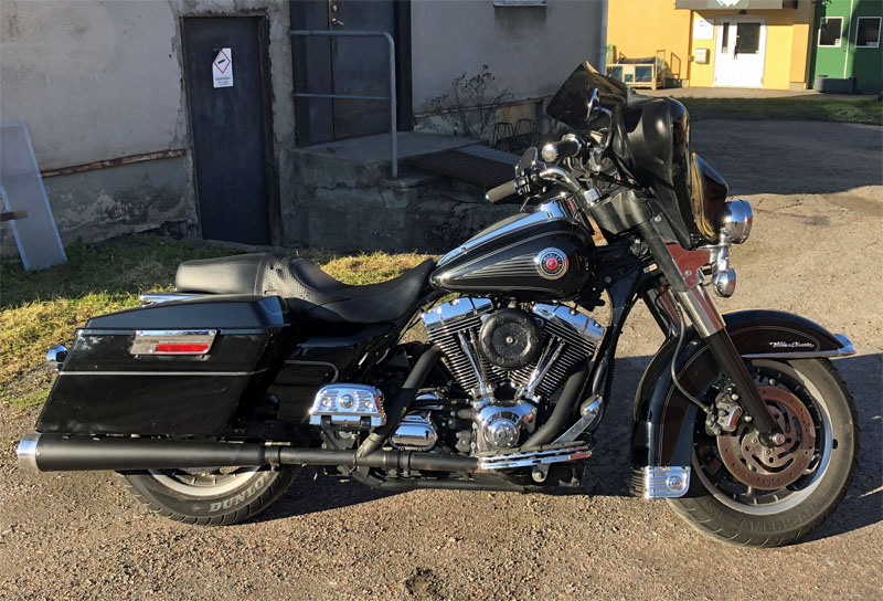 Svart Harley Davidson FLHTCUI Electra Glide stulen i Katrineholm