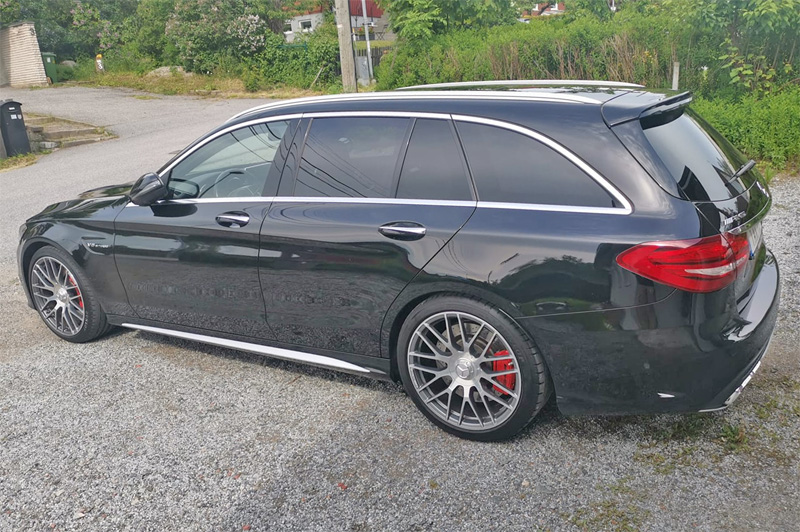 Svart Mercedes Benz AMG C63 S kombi stulen i Trollbäcken, Tyresö söder om Stockholm