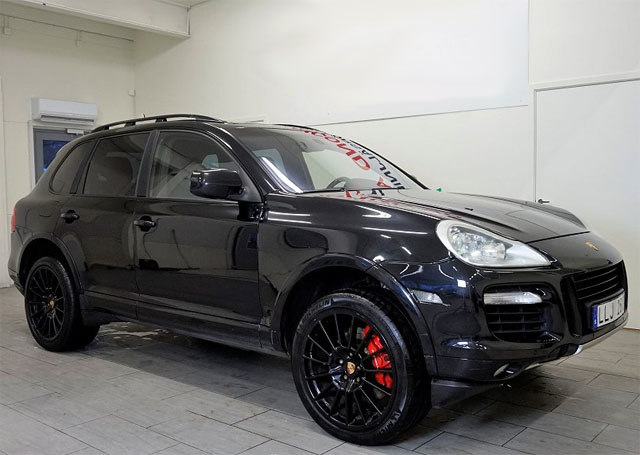 Svart Porsche Cayenne Turbo S stulen i Örebro