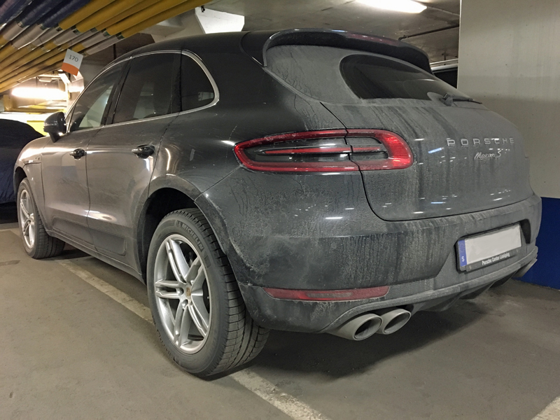 Svart Porsche Macan stulen i p-huset på Sturups flygplats utanför Malmö