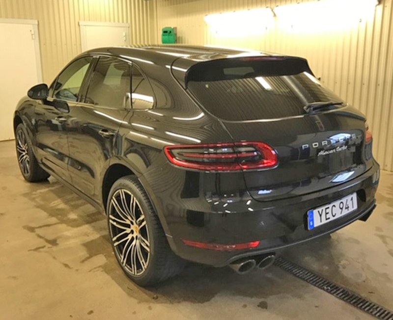 Svart Porsche Macan Turbo stulen i Askim