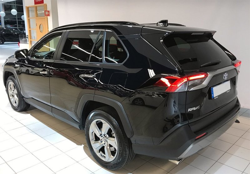 Svart Toyota RAV 4 Hybrid AWD stulen i Solna utanför Stockholm