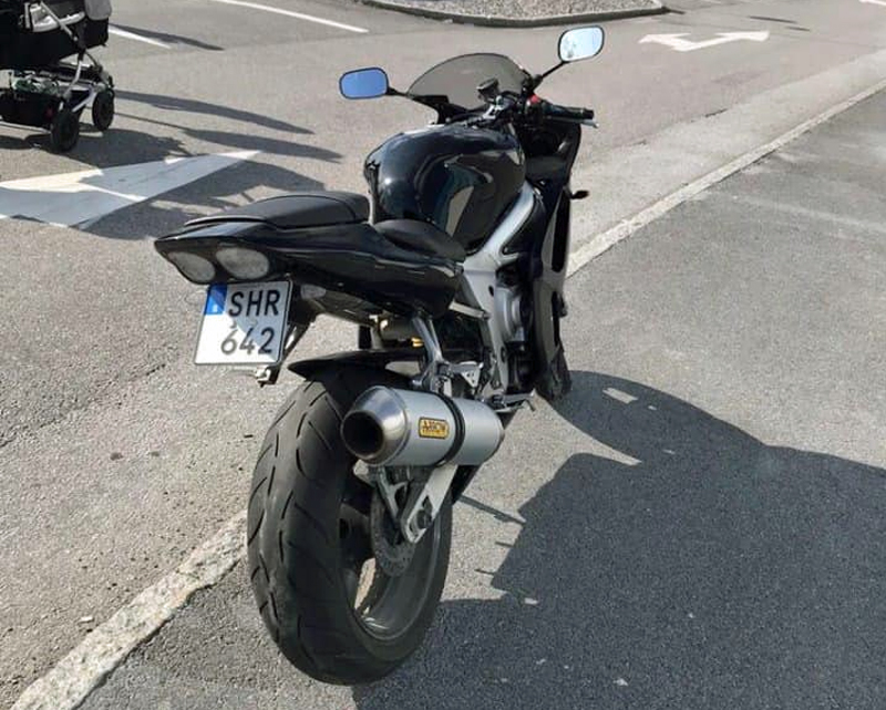 Svart Yamaha R6 stulen i Enebyberg norr om Stockholm