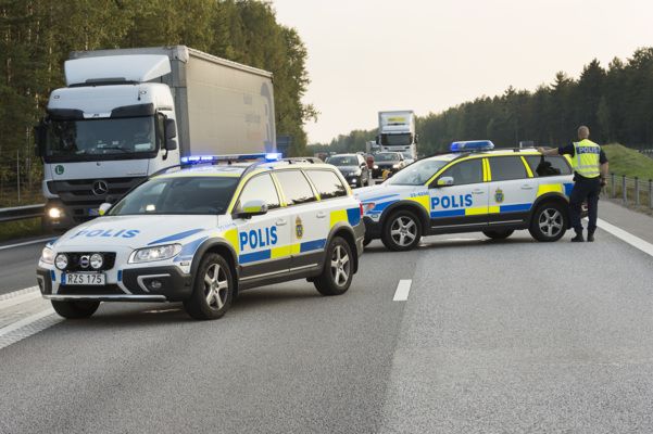 Polispatruller genomför kontroll på E4