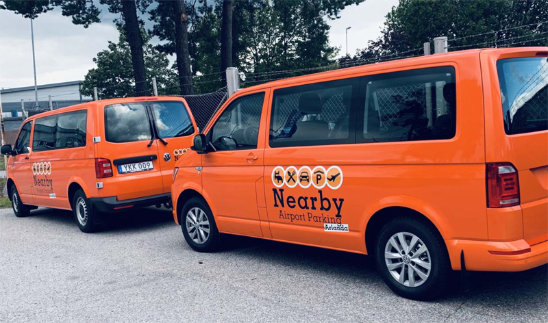 Två folierade orangea Volkswagen Multivan med texten "Nearby" och "Airport parking" stulna i Sollentuna