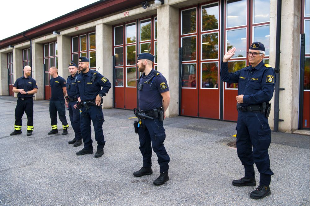 Rikspolischef Anders Thornberg, poliser från lokalpolisområde Botkyrka och brandmän från brandstationen i Tumba hälsar eleverna välkomna.