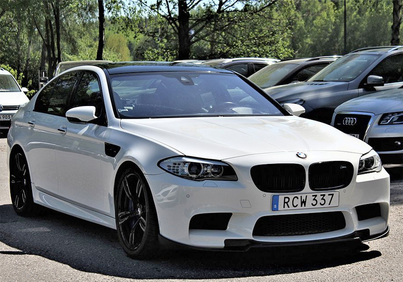 Vit BMW M5 F10 Hartge med Akrapovic stulen i Huddinge